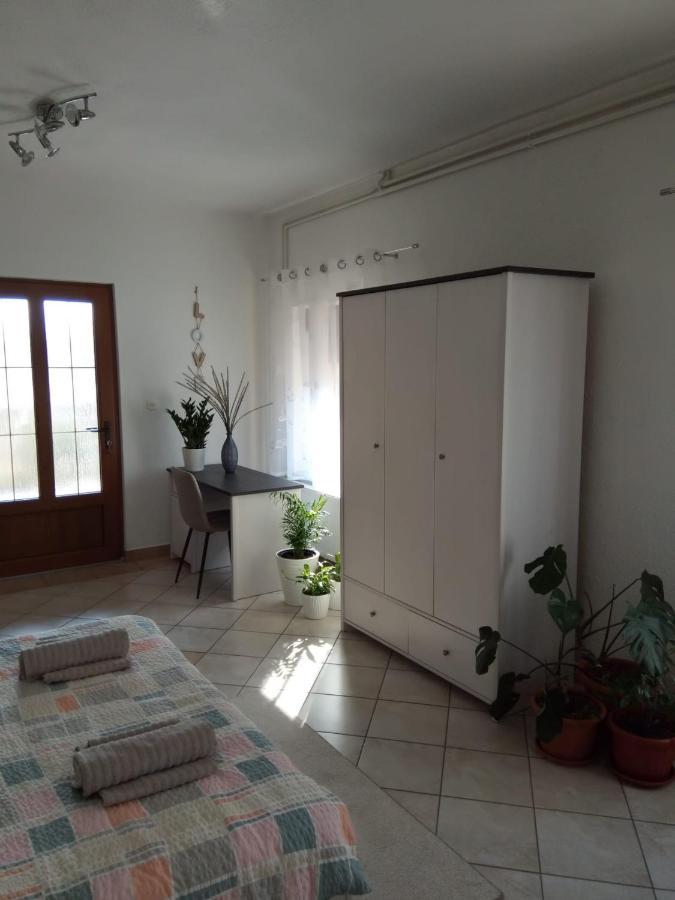 Studio Apartman Kika Otočac Екстериор снимка