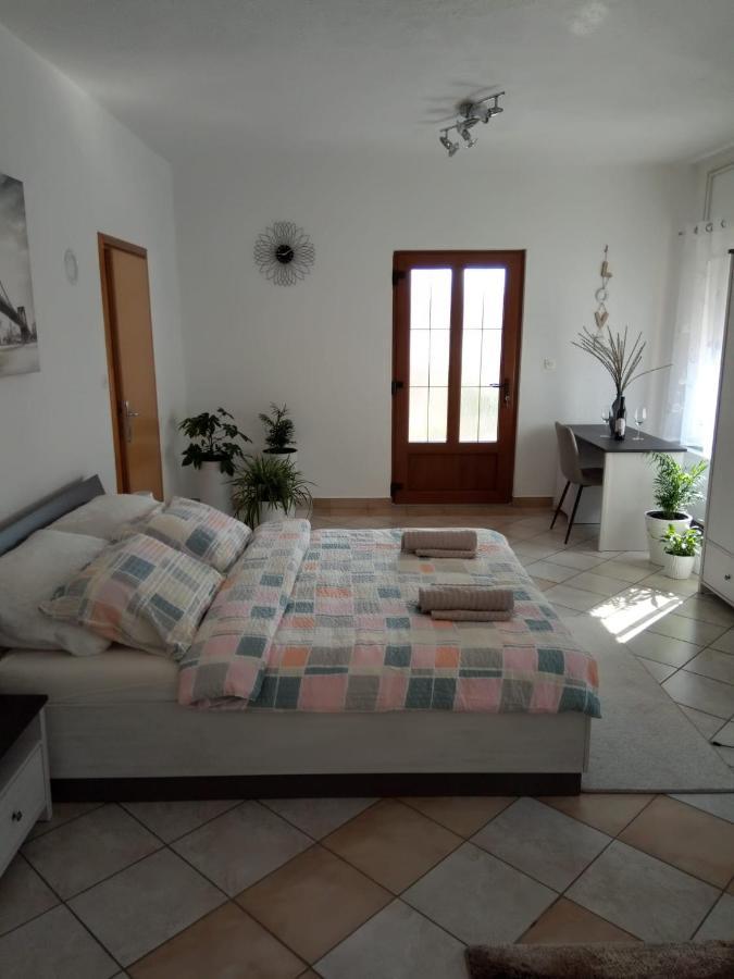 Studio Apartman Kika Otočac Екстериор снимка